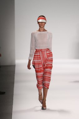 model custo barcelona pist yürür