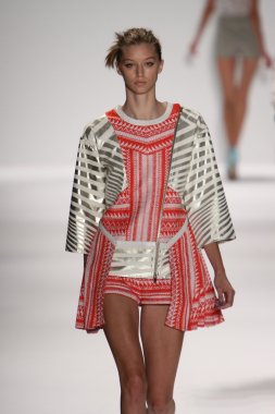 model custo barcelona pist yürür