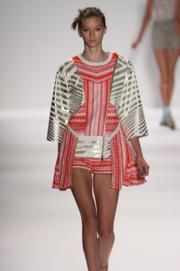 model custo barcelona pist yürür