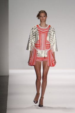 model custo barcelona pist yürür