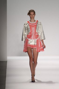 model custo barcelona pist yürür