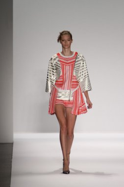 model custo barcelona pist yürür