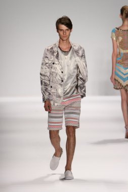 model custo barcelona pist yürür