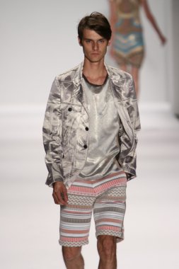 model custo barcelona pist yürür