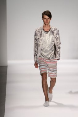 model custo barcelona pist yürür