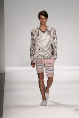 model custo barcelona pist yürür