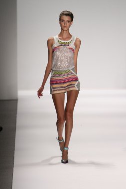 model custo barcelona pist yürür