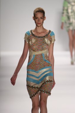 model custo barcelona pist yürür