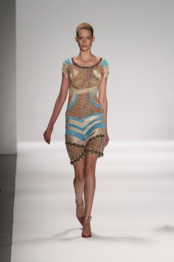 model custo barcelona pist yürür