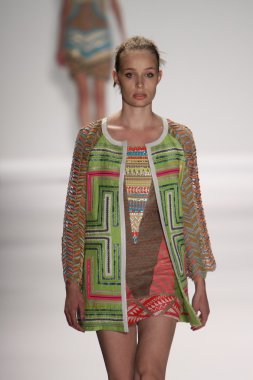 model custo barcelona pist yürür