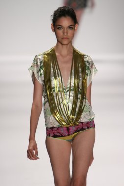 model custo barcelona pist yürür