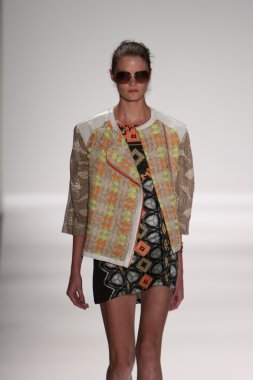 model custo barcelona pist yürür