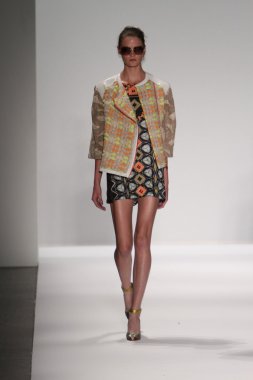 model custo barcelona pist yürür