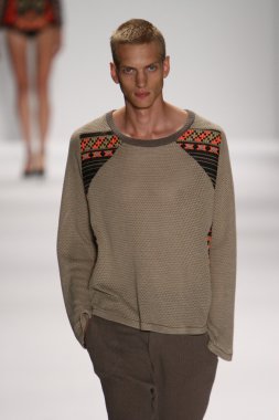 model custo barcelona pist yürür