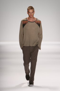 model custo barcelona pist yürür