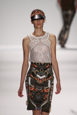 model custo barcelona pist yürür