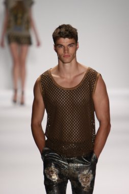 model custo barcelona pist yürür