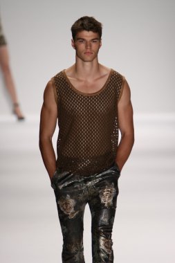 model custo barcelona pist yürür