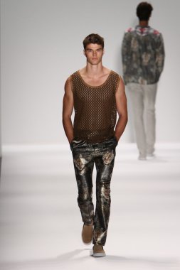 model custo barcelona pist yürür