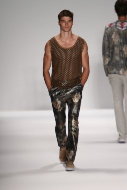 model custo barcelona pist yürür