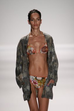 model custo barcelona pist yürür