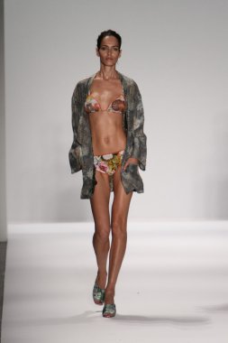 model custo barcelona pist yürür