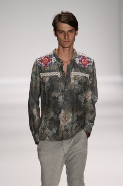 model custo barcelona pist yürür