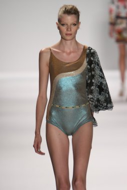 model custo barcelona pist yürür