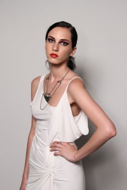 model Mariana valentina sahne arkasında poz