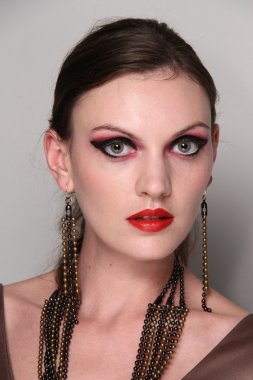 model Mariana valentina sahne arkasında poz
