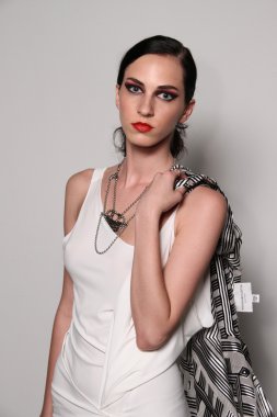 model Mariana valentina sahne arkasında poz