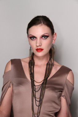 model Mariana valentina sahne arkasında poz