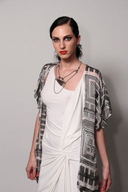 model Mariana valentina sahne arkasında poz