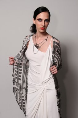 model Mariana valentina sahne arkasında poz