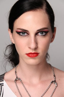model Mariana valentina sahne arkasında poz