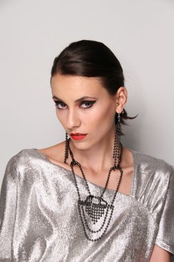 model Mariana valentina sahne arkasında poz