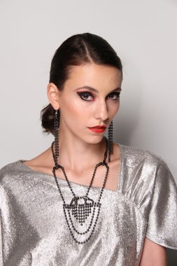 model Mariana valentina sahne arkasında poz