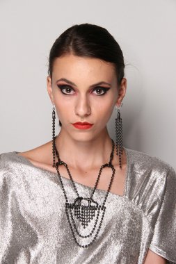 model Mariana valentina sahne arkasında poz