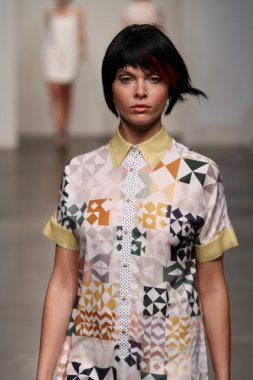 katty xiomara göstermek de pist model yürür