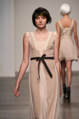 katty xiomara göstermek de pist model yürür