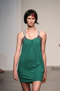 katty xiomara göstermek de pist model yürür