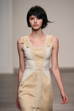 katty xiomara göstermek de pist model yürür