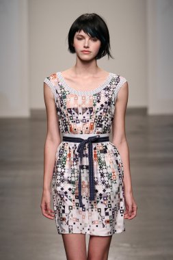 katty xiomara göstermek de pist model yürür