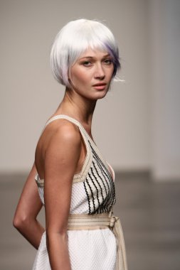 katty xiomara göstermek de pist model yürür