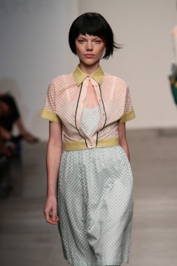 katty xiomara göstermek de pist model yürür