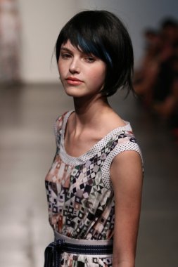 katty xiomara göstermek de pist model yürür