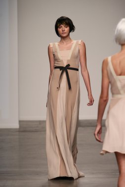 katty xiomara göstermek de pist model yürür