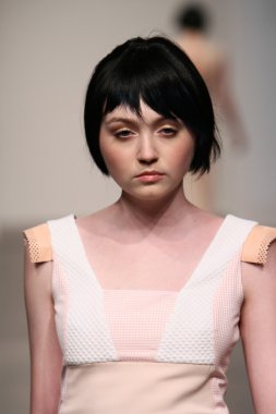 katty xiomara göstermek de pist model yürür