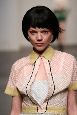 katty xiomara göstermek de pist model yürür