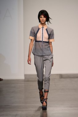 katty xiomara göstermek de pist model yürür